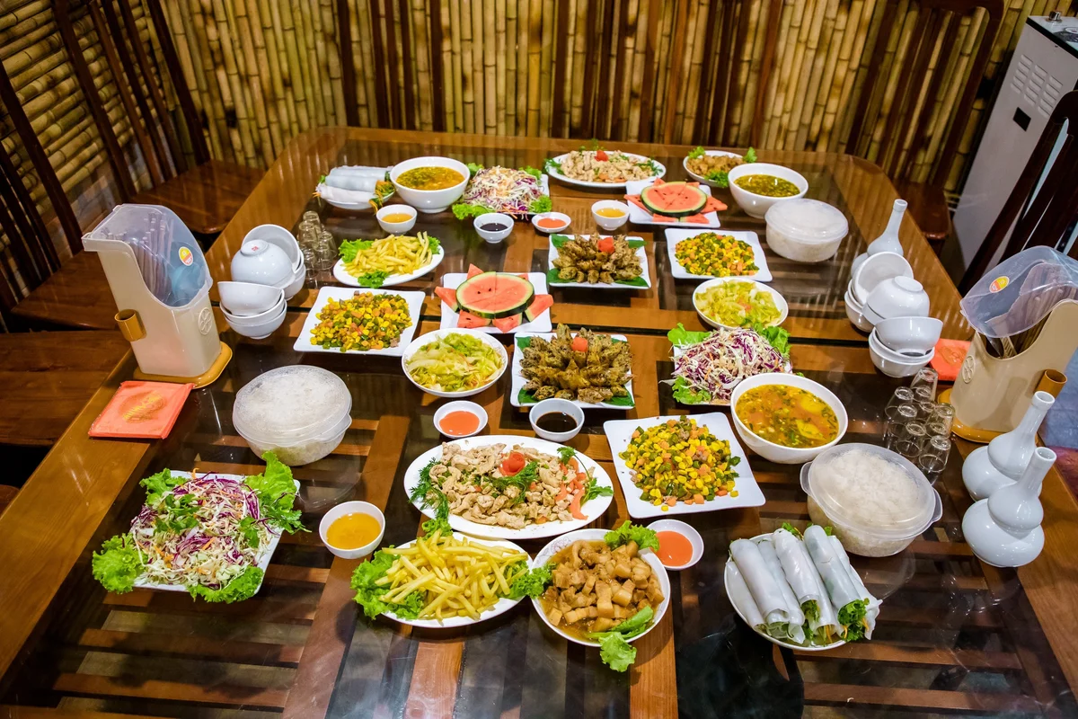 try local dishes on a bong hostel street food tour