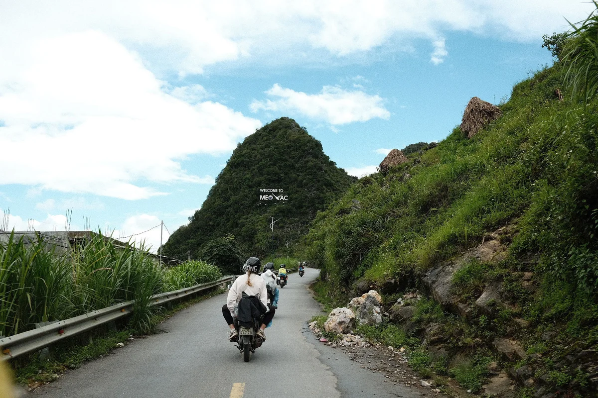 Bong Hostel tour group heading to meo vac