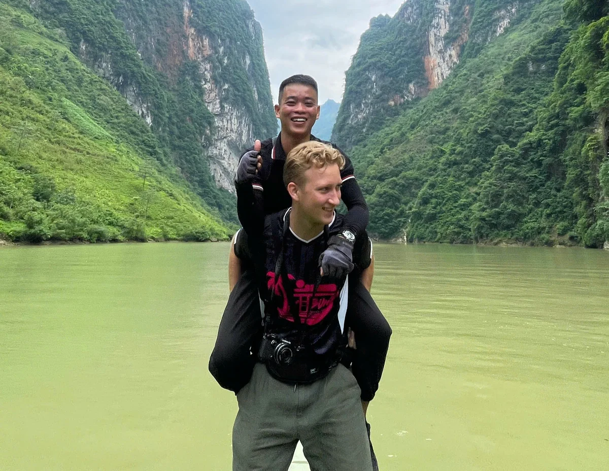 Guest carries his ha giang loop easy rider 