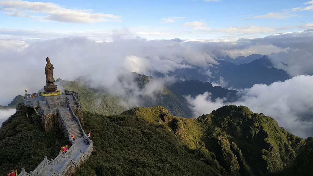 Reach the top of Mount Fansipan in Sapa this winter