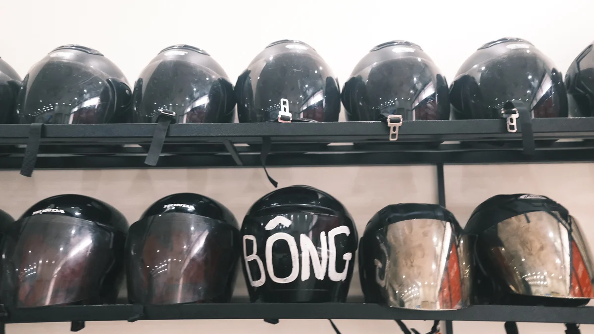 Bong Hostel helmets