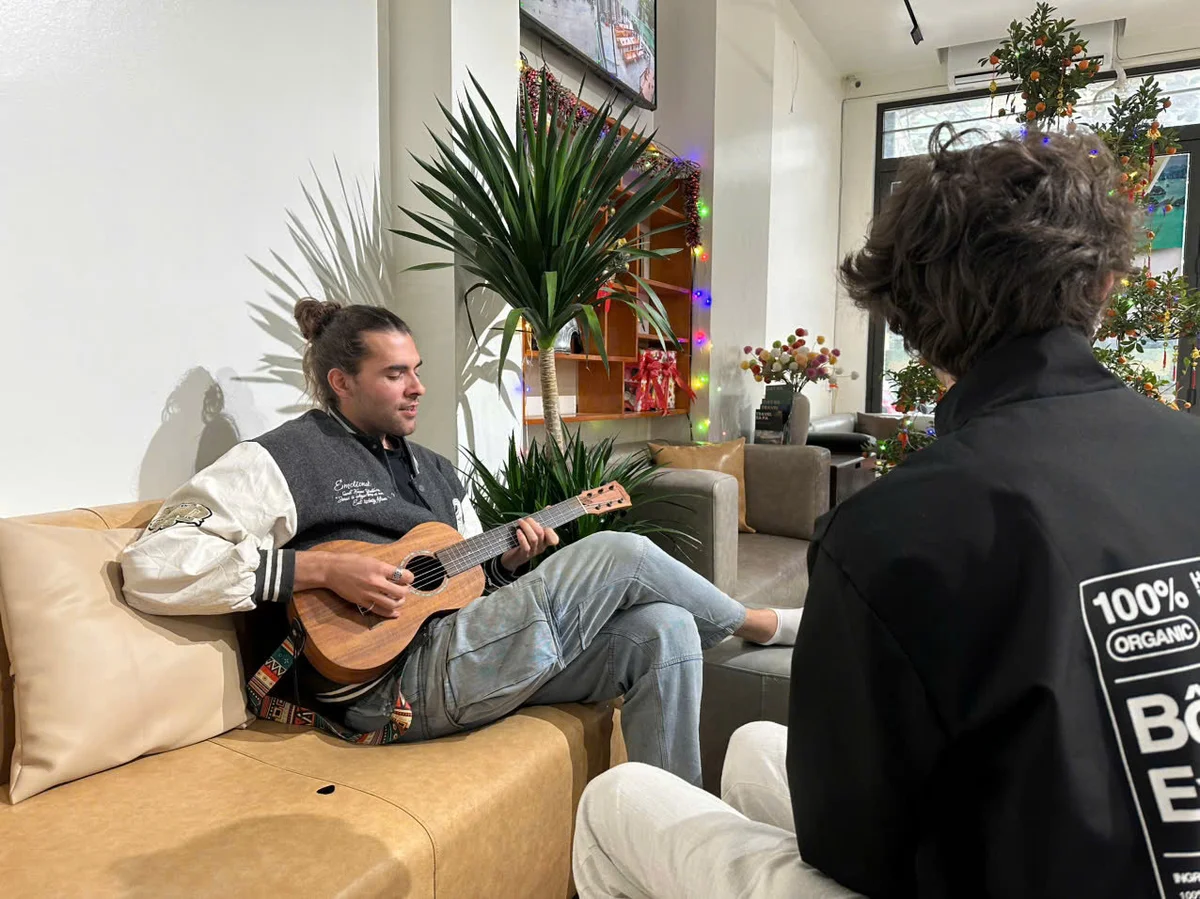 Volunteers at Bong Hostel