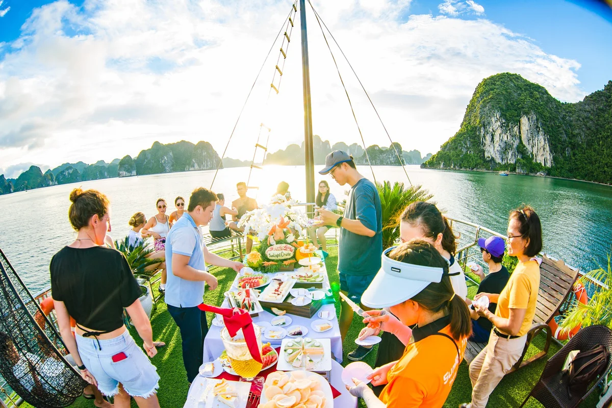 Take a cruise with Bong Hostel and enjoy a cooking class
