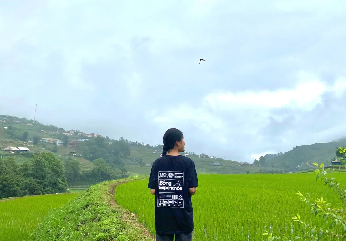 Guest in a rice field in Sapa with the Bong Hostel tshirt on