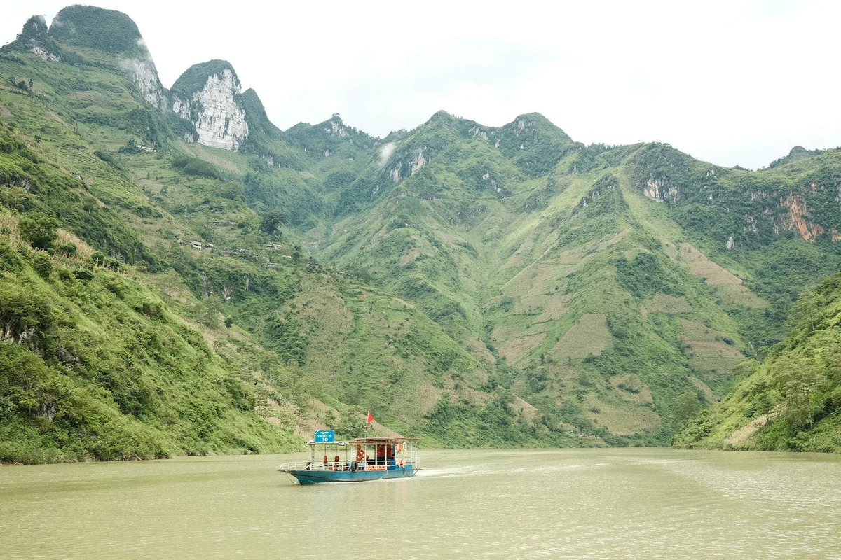 Boat on the Nho Que river