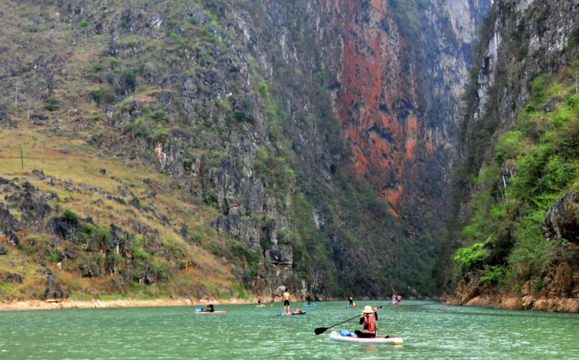 tips for first time riders to enjoy scenes like the Nho Que River on the ha giang loop