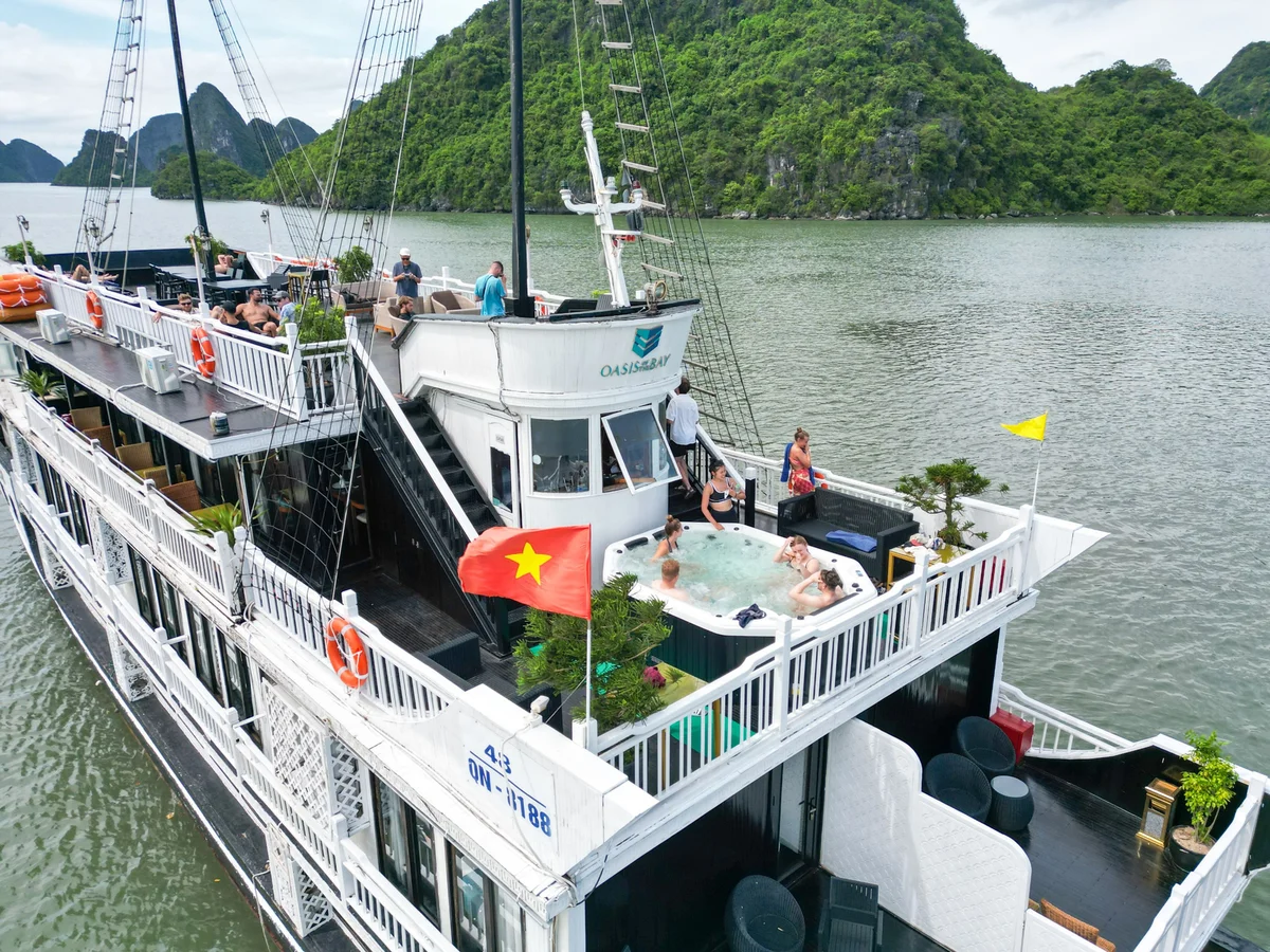 Bong Hostel cruise boat