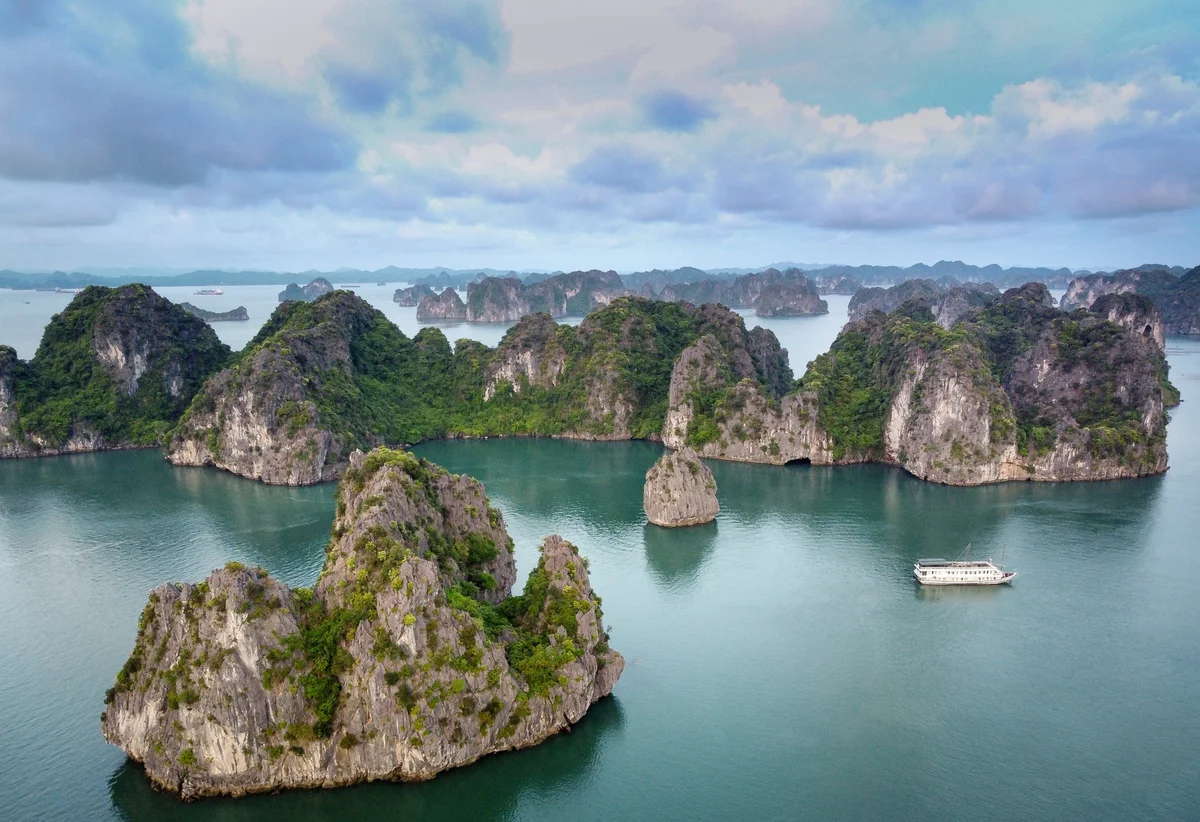 Cruise with Bong Hostel, through Ha Long Bay