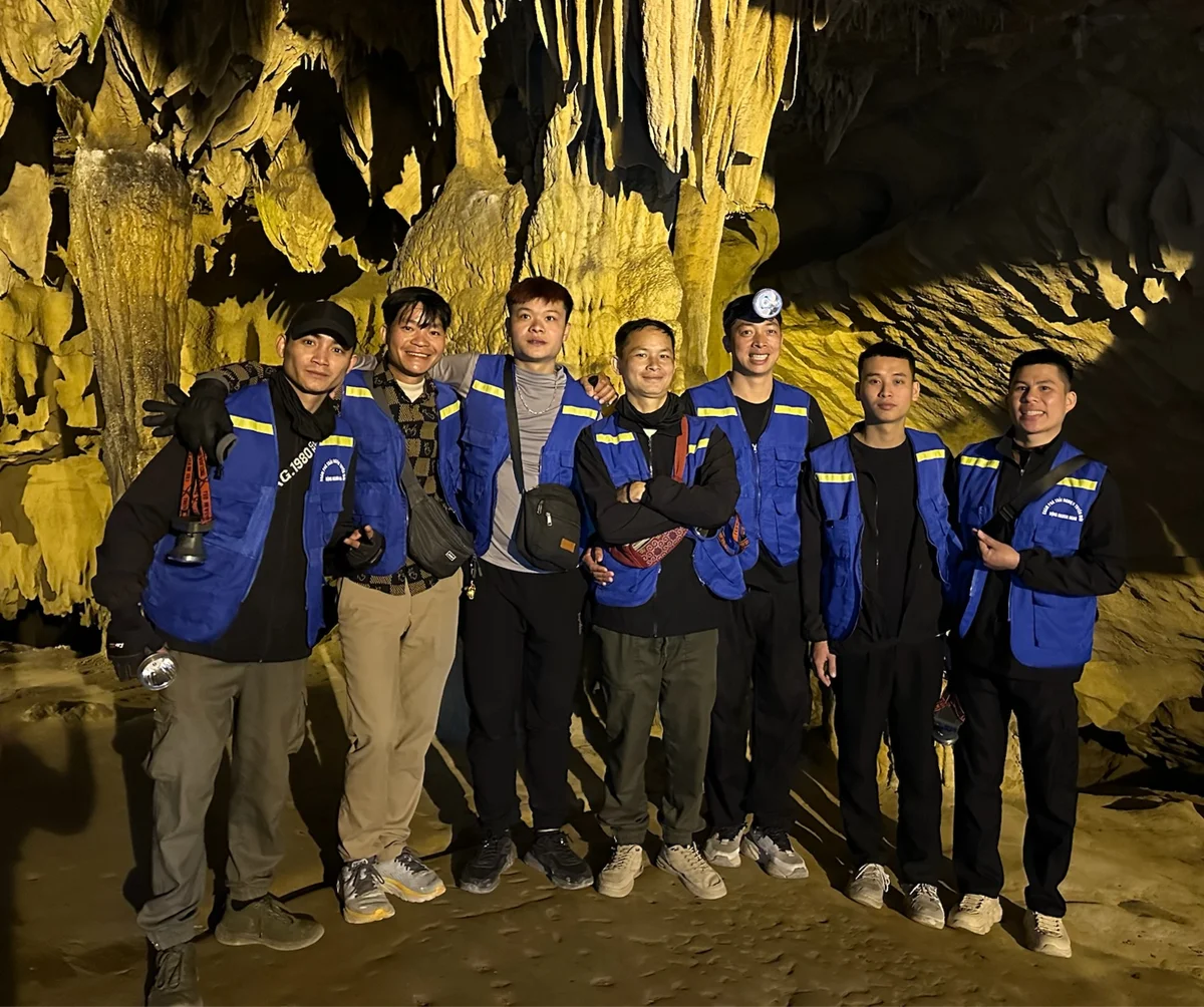 Bong Hostel easy rider group photo inside Nguom Ngao Cave