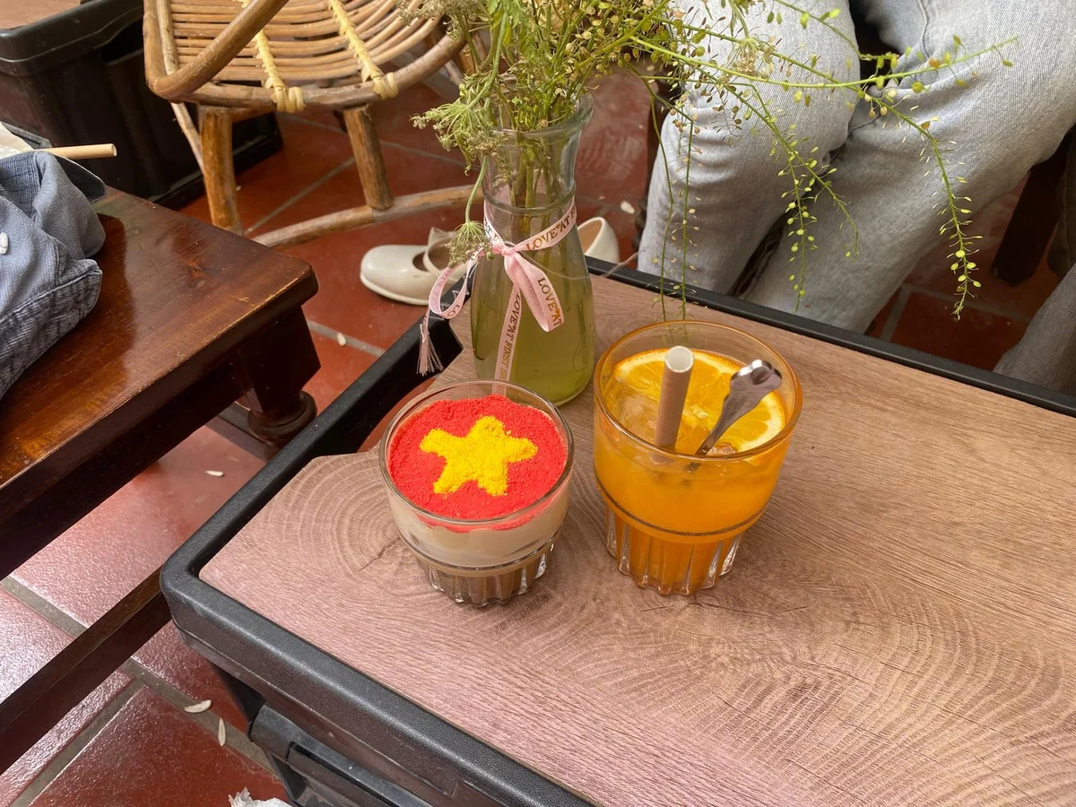 A coffee and a tea on a table in a coffee shop