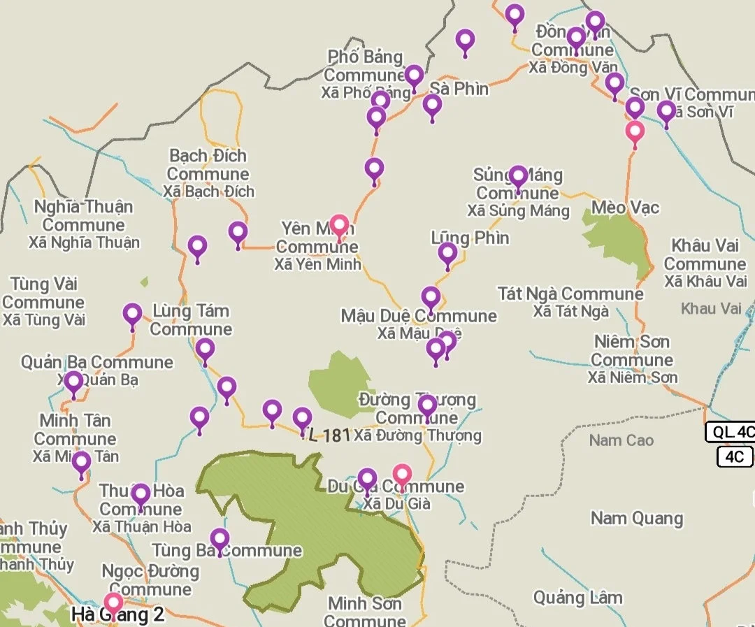 Map featuring communes in Vietnam, marked with purple pins. Labels include Quản Bạ and Mèo Vạc. Roads are orange and blue, with green areas.