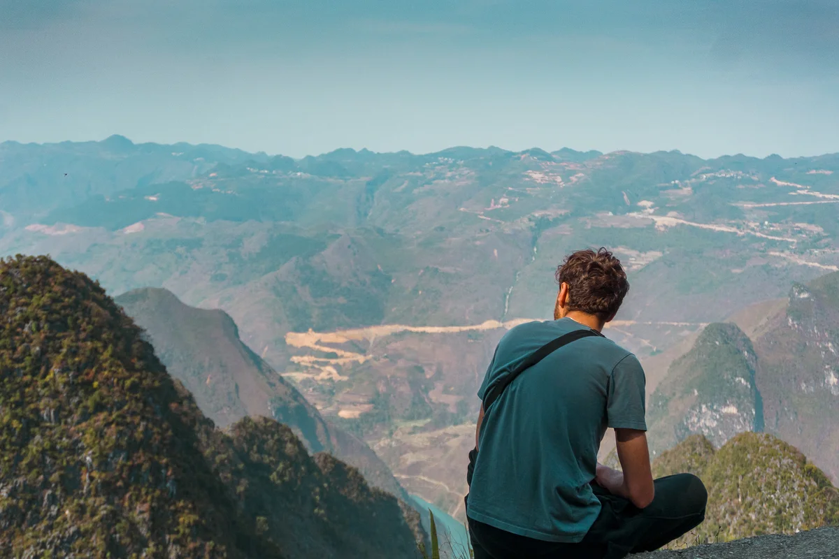 Man overlooks the Nho Que river