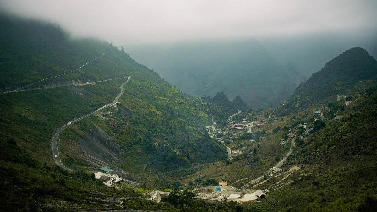 Day 2: Lao Xa – H’Mong King’s Palace – Chinese Border – Ma Pi Leng Pass – Nho Que River