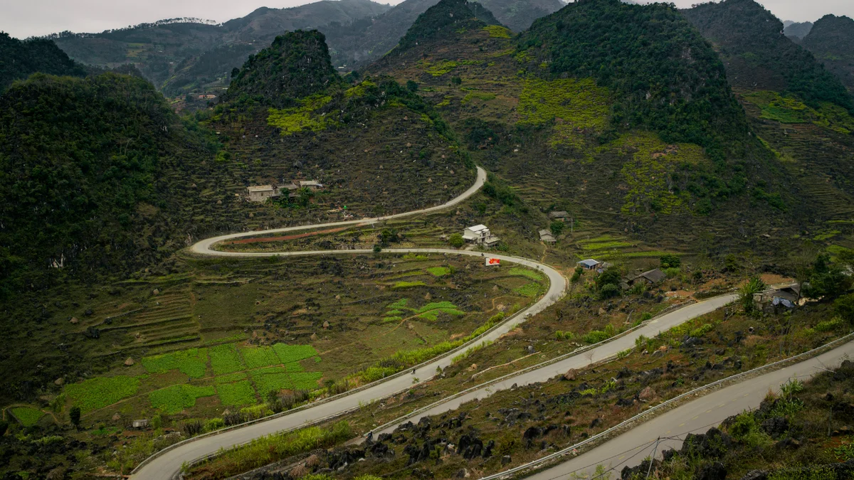 Day 2: DU GIA – MEO VAC – MA PI LENG – DONG VAN